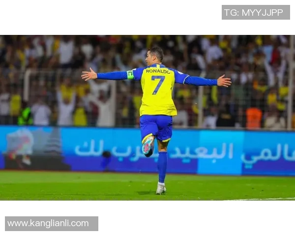 足球巨星跨界联名掀起潮流热潮引爆球迷与时尚圈双重关注